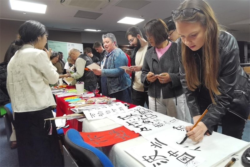 現(xiàn)場來賓體驗(yàn)中國傳統(tǒng)文化。中國駐波蘭大使館供圖。