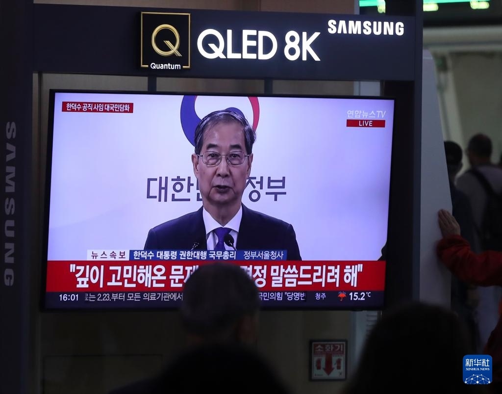 5月1日，在韓國首爾火車站，民眾觀看韓德洙辭職的新聞。新華社記者 姚琪琳 攝