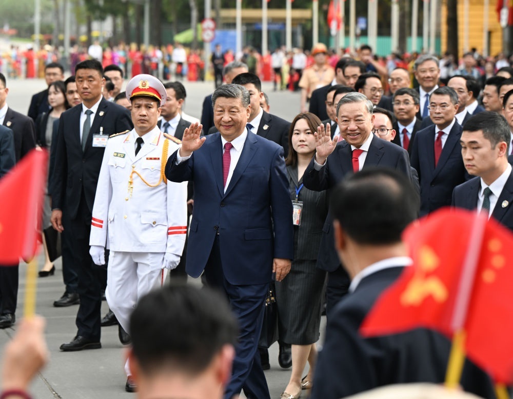 4月14日，中共中央總書記、國家主席習近平抵達河內(nèi)對越南進行國事訪問。當日下午，越共中央總書記蘇林為習近平舉行隆重歡迎儀式。這是歡迎儀式后，習近平和蘇林一同步行前往越共中央駐地舉行會談時，向歡迎人群揮手致意。新華社記者 張領 攝