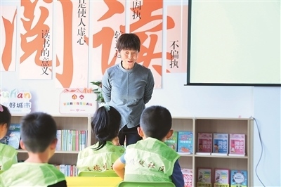 田桂月帶領(lǐng)孩子共讀繪本《點(diǎn)》。李澤罡攝