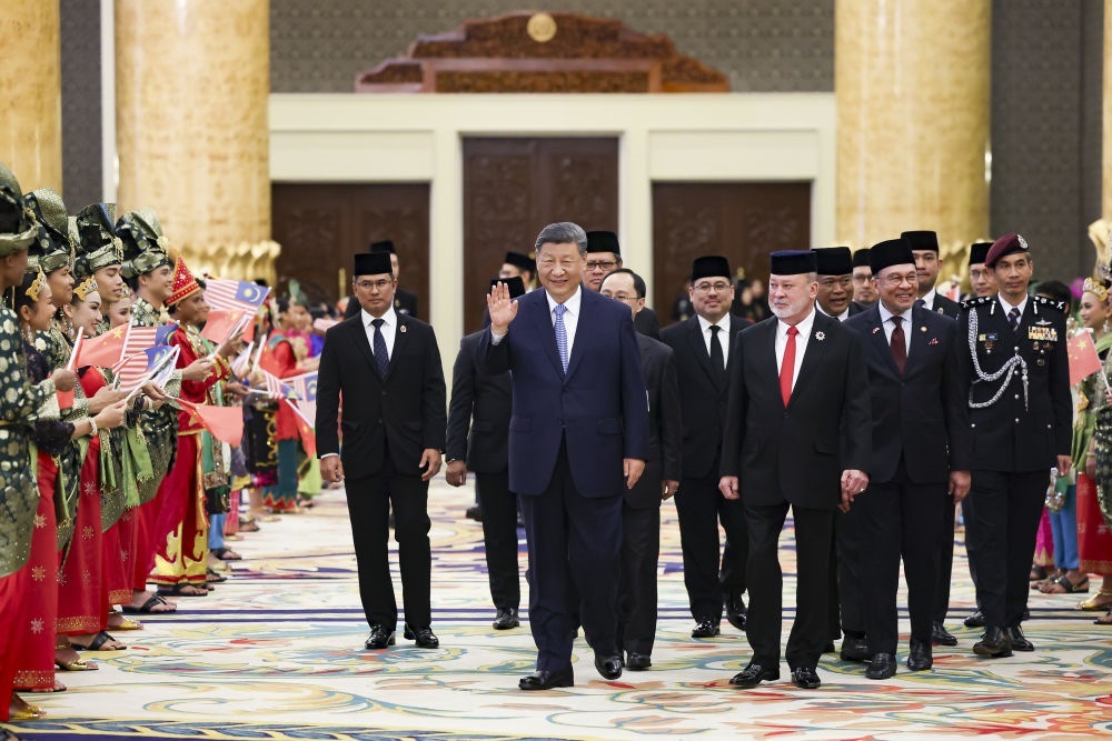 4月16日上午，馬來西亞最高元首易卜拉欣在馬來西亞國家王宮同中國國家主席習近平舉行會見。會見后，習近平出席易卜拉欣舉行的歡迎宴會。這是習近平向歡迎人群揮手致意。新華社記者 黃敬文 攝