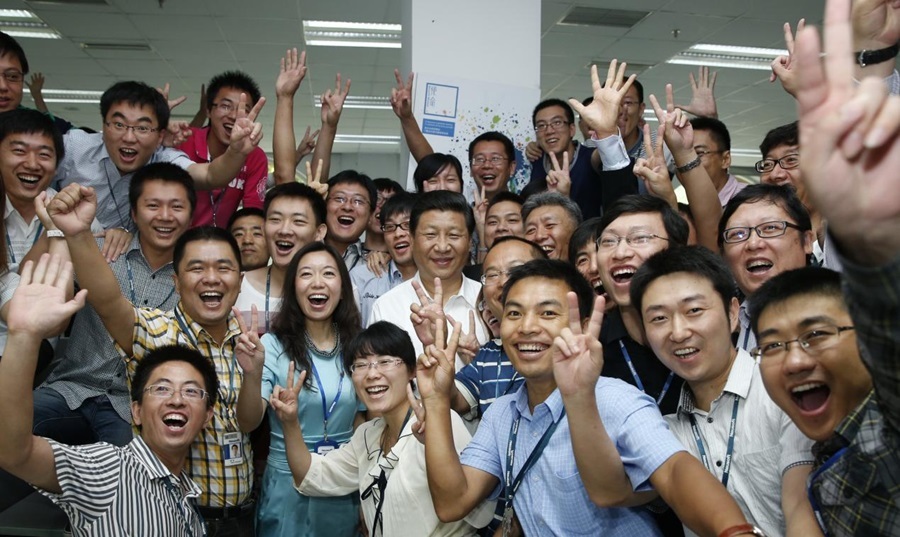 2013年8月29日，習近平總書記在東軟集團（大連）有限公司同年輕員工親切合影。新華社記者 鞠鵬 攝