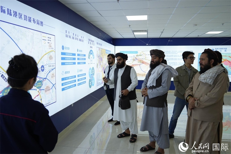 代表團在烏魯木齊國際陸港區(qū)參觀。人民網(wǎng)記者 章凱風攝