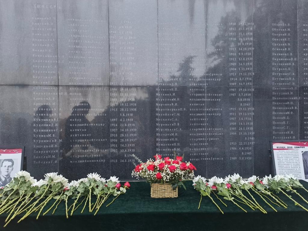 在南京抗日航空烈士紀(jì)念館鐫刻有蘇聯(lián)籍抗日航空英烈名錄的紀(jì)念碑前，擺放著人們獻(xiàn)上的鮮花（2024年11月22日攝）。新華社記者 邱冰清 攝