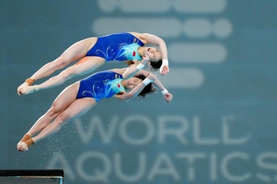 5月2日，陳芋汐（上）/全紅嬋在比賽中。新華社記者 鞠煥宗 攝