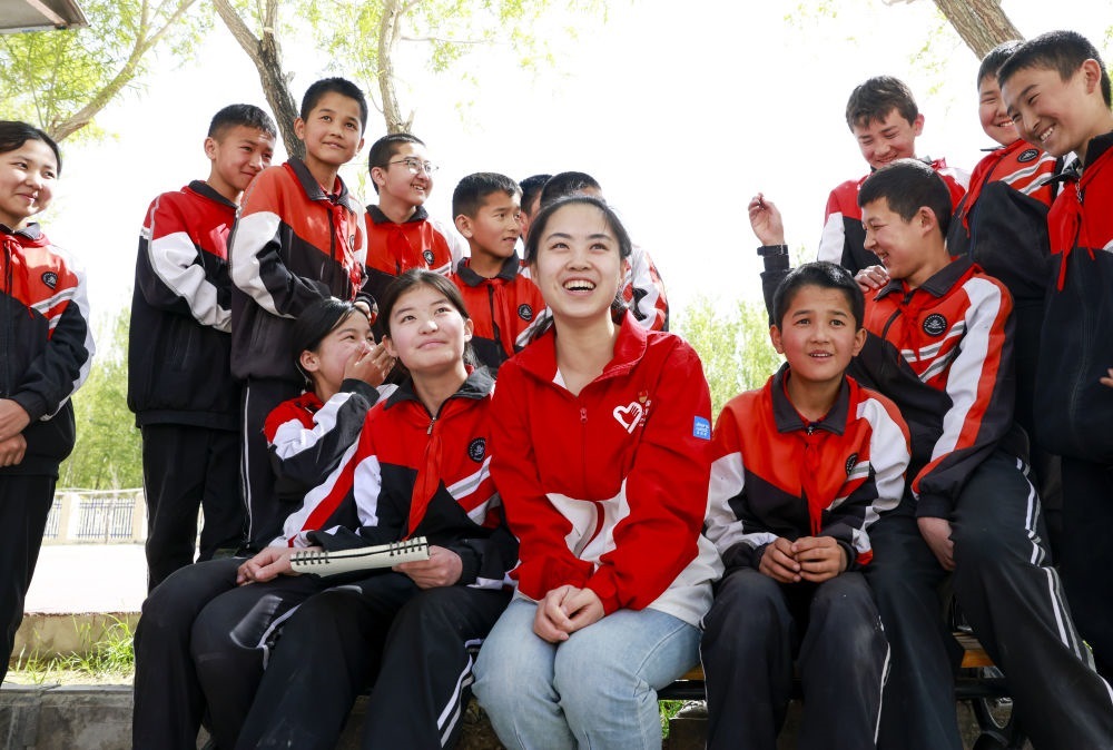 4月23日，在新疆克州阿圖什市哈拉峻鄉(xiāng)謝依特小學(xué)，支教教師高淑賢和學(xué)生們?cè)谝黄稹? width=