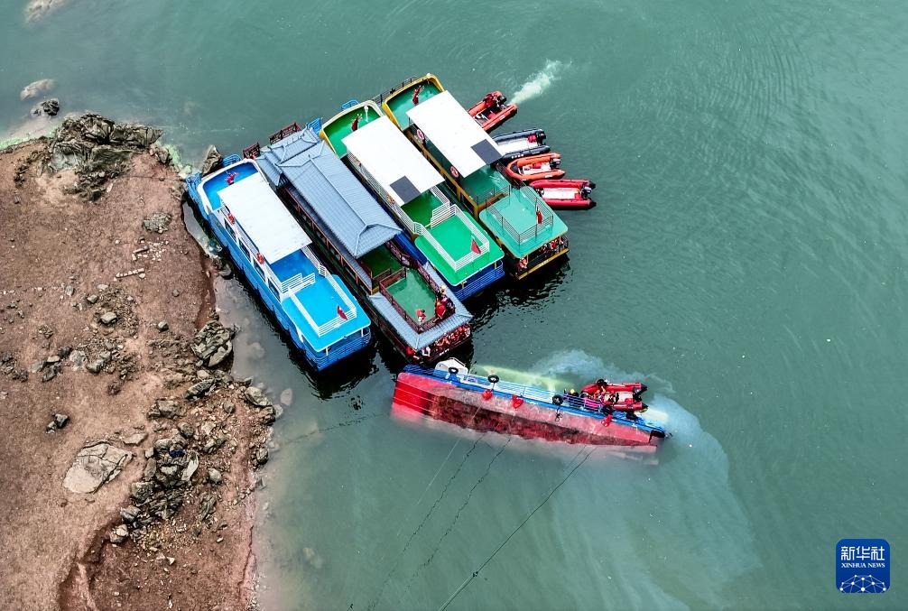 5月5日，救援人員在對傾覆船只進行搜救（無人機照片）。新華社記者 劉續(xù) 攝