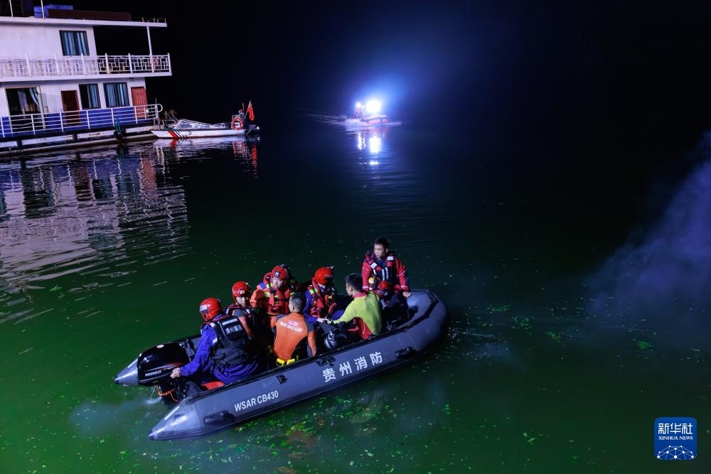 5月5日，救援人員在進行搜救。新華社記者 劉續(xù) 攝