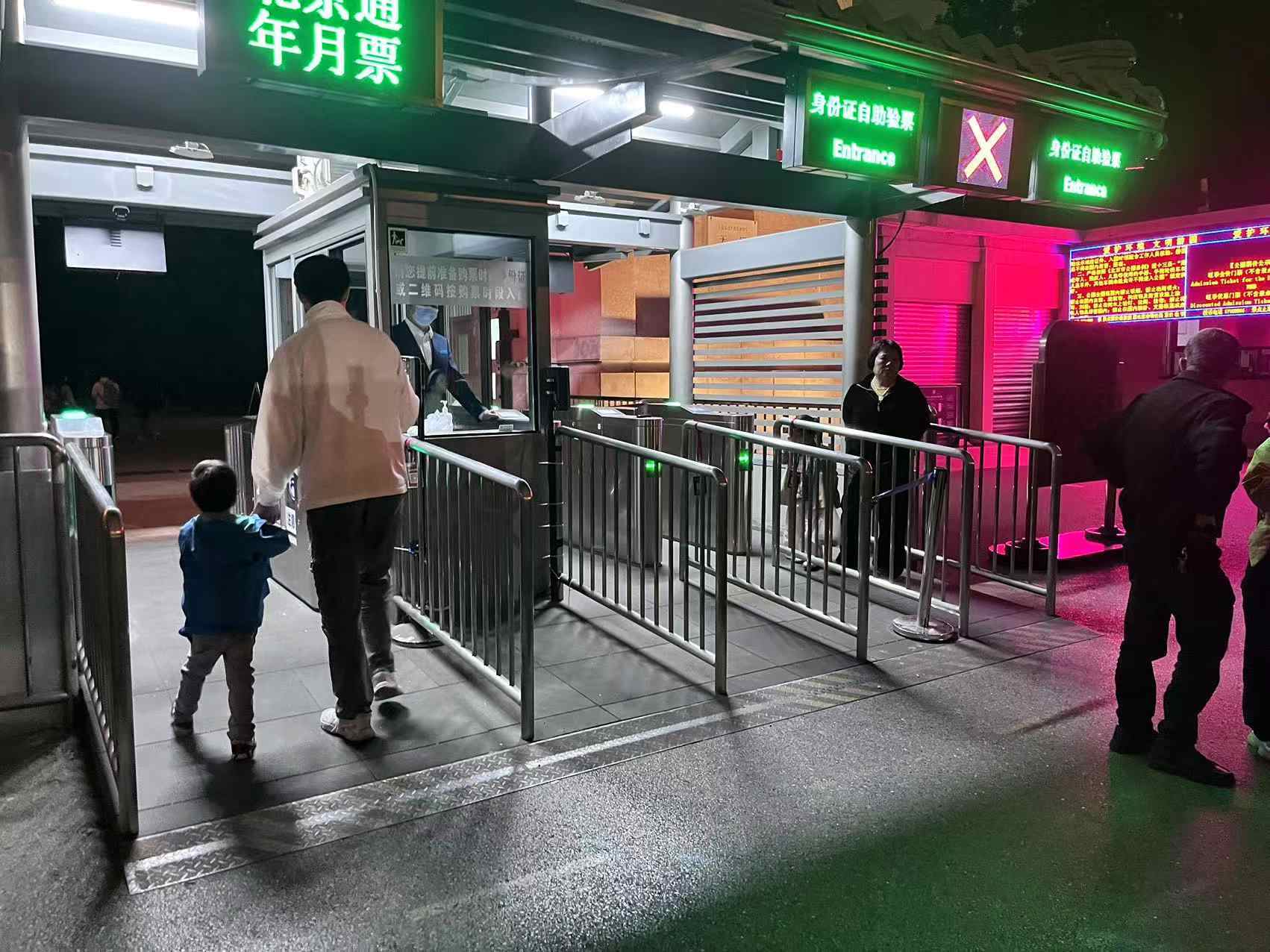 北京天壇公園延長開放時間，游客進入游覽。人民網(wǎng)記者 李楠樺攝