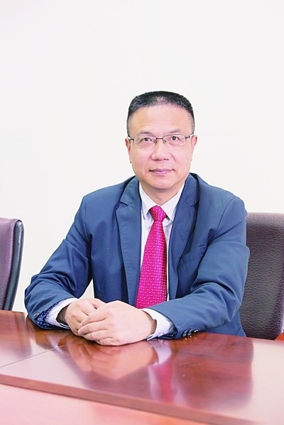 徐飛 教授、博士生導(dǎo)師。歷任上海交通大學(xué)副校長、西南交通大學(xué)校長、上海財(cái)經(jīng)大學(xué)常務(wù)副校長，現(xiàn)任福耀科技大學(xué)常務(wù)副校長。國務(wù)院政府特殊津貼專家。先后兼任中國鐵道學(xué)會副理事長，中國管理學(xué)會組織與戰(zhàn)略專業(yè)委員會副主任，教育部高等學(xué)校創(chuàng)新創(chuàng)業(yè)教育指導(dǎo)委員會副主任，中國高等教育學(xué)會創(chuàng)新創(chuàng)業(yè)教育分會理事長，中國高質(zhì)量MBA教育認(rèn)證（CAMEA）工作委員會副主任，中國職業(yè)技術(shù)教育學(xué)會副會長等。主要研究領(lǐng)域?yàn)閼?zhàn)略管理、競爭戰(zhàn)略與博弈論、創(chuàng)新創(chuàng)業(yè)、跨文化戰(zhàn)略領(lǐng)導(dǎo)力等。出版著作20余部。