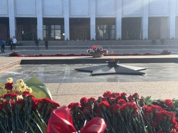 當(dāng)?shù)貢r(shí)間5月6日下午，莫斯科勝利廣場(chǎng)上的長(zhǎng)明火兩旁放滿鮮花。