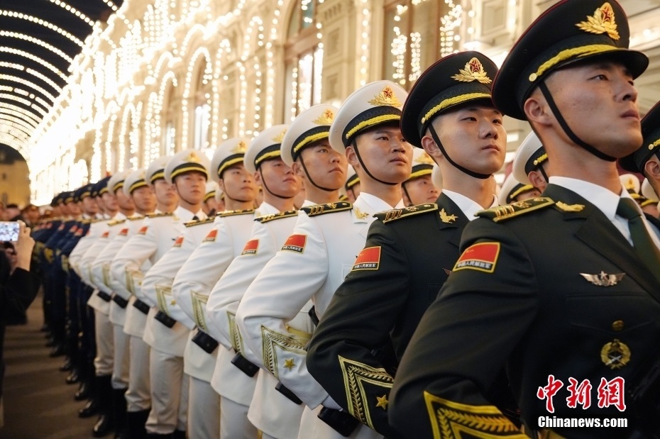 當(dāng)?shù)貢r間5月3日晚，俄羅斯首都莫斯科，俄羅斯紀(jì)念衛(wèi)國戰(zhàn)爭勝利80周年閱兵式第二次彩排，中國人民解放軍儀仗司禮大隊震撼亮相，受到華僑華人、留學(xué)生和當(dāng)?shù)孛癖姛崃覛g迎。中新社記者 田冰 攝