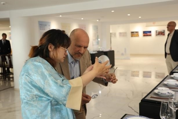 摩洛哥民眾在觀察中國瓷器。拉巴特中國文化中心供圖