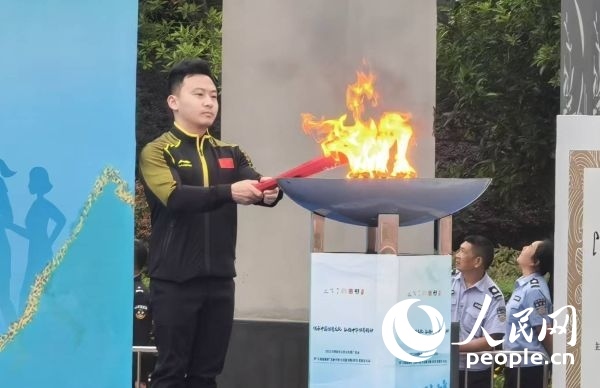 在活動開幕式上，馮喆點燃火炬。人民網(wǎng)記者 楊磊攝