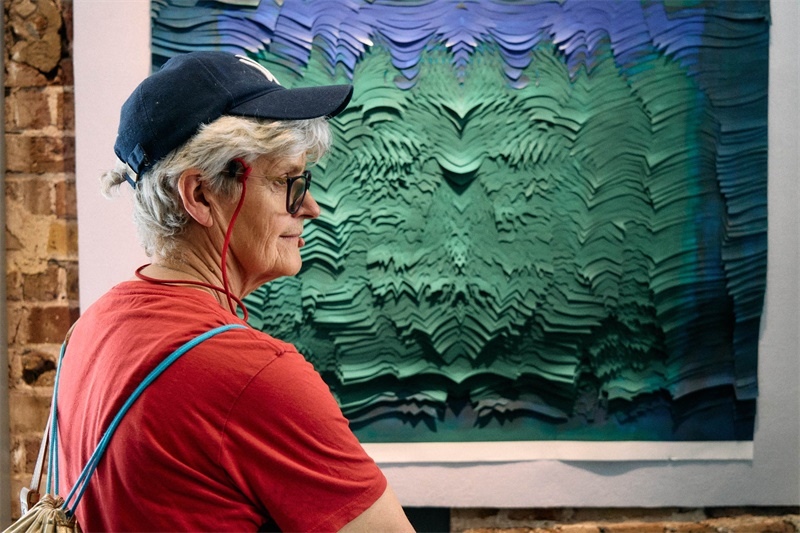 英國嘉賓在倫敦手工周中國館展出作品前駐足。楊浩鵬攝