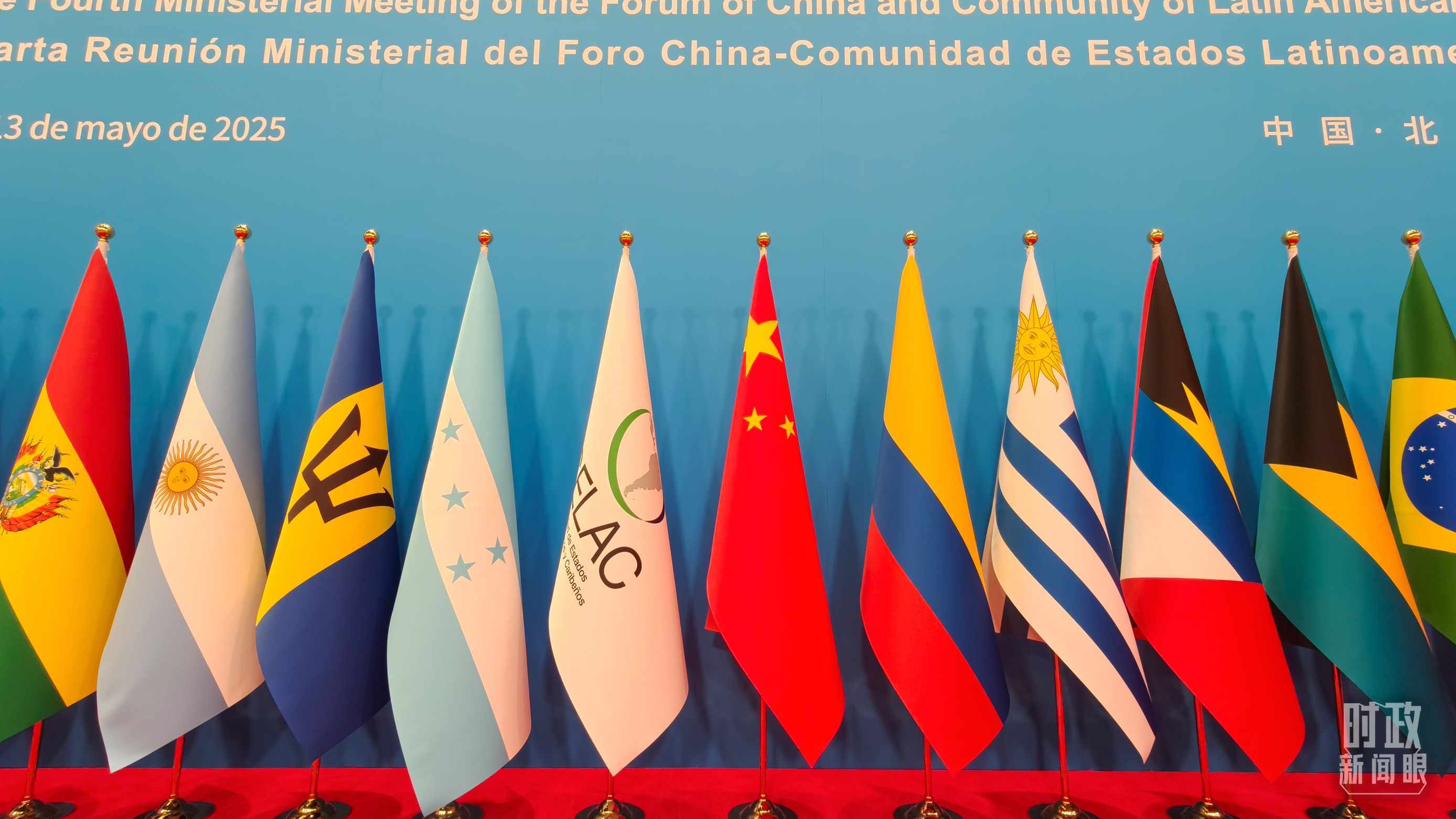 開幕式現(xiàn)場的旗陣。（總臺央視記者陸泓宇拍攝）