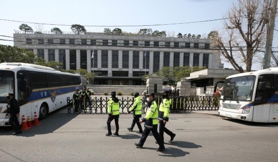 4月3日，在韓國(guó)首爾，警察在韓國(guó)憲法法院前執(zhí)勤。新華社記者姚琪琳攝
