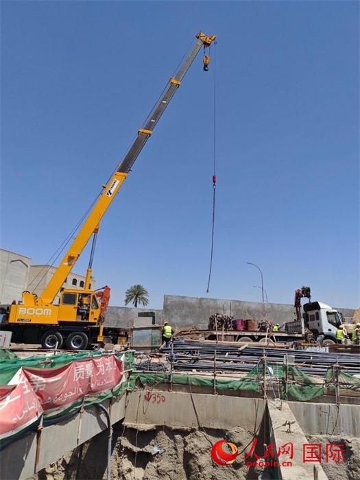 工人在進行五號隧道施工。人民網記者管克江攝