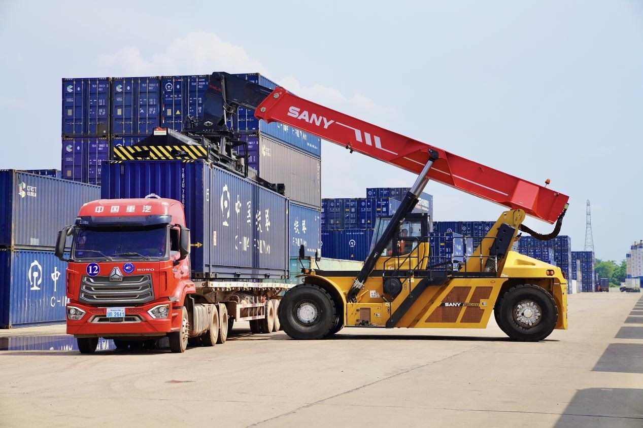 在中老鐵路萬(wàn)象南鐵路貨運(yùn)口岸站，起重機(jī)正在吊裝集裝箱。劉瑩嘉攝