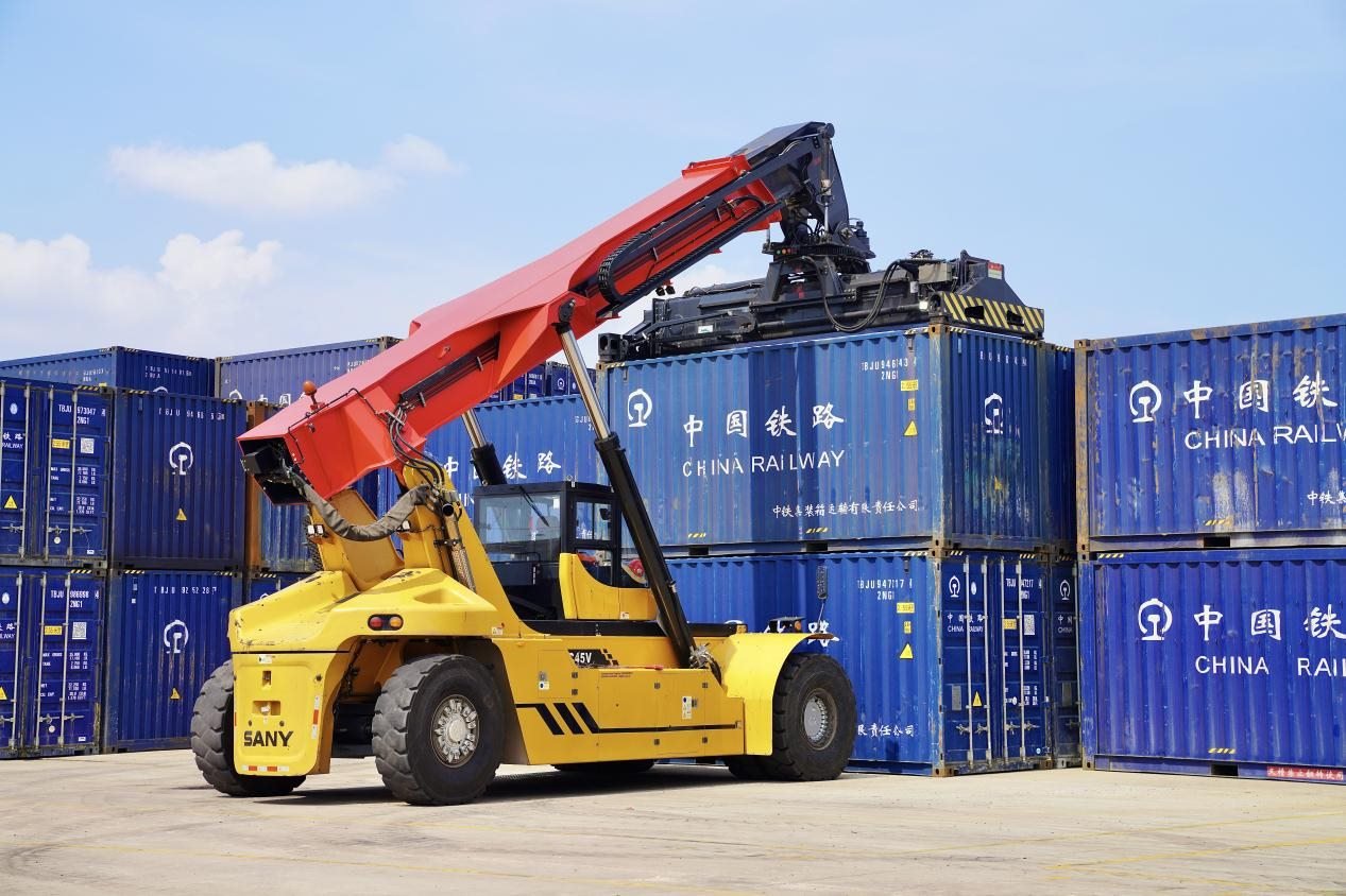 在中老鐵路萬(wàn)象南鐵路貨運(yùn)口岸站，起重機(jī)正在吊裝集裝箱。劉瑩嘉攝