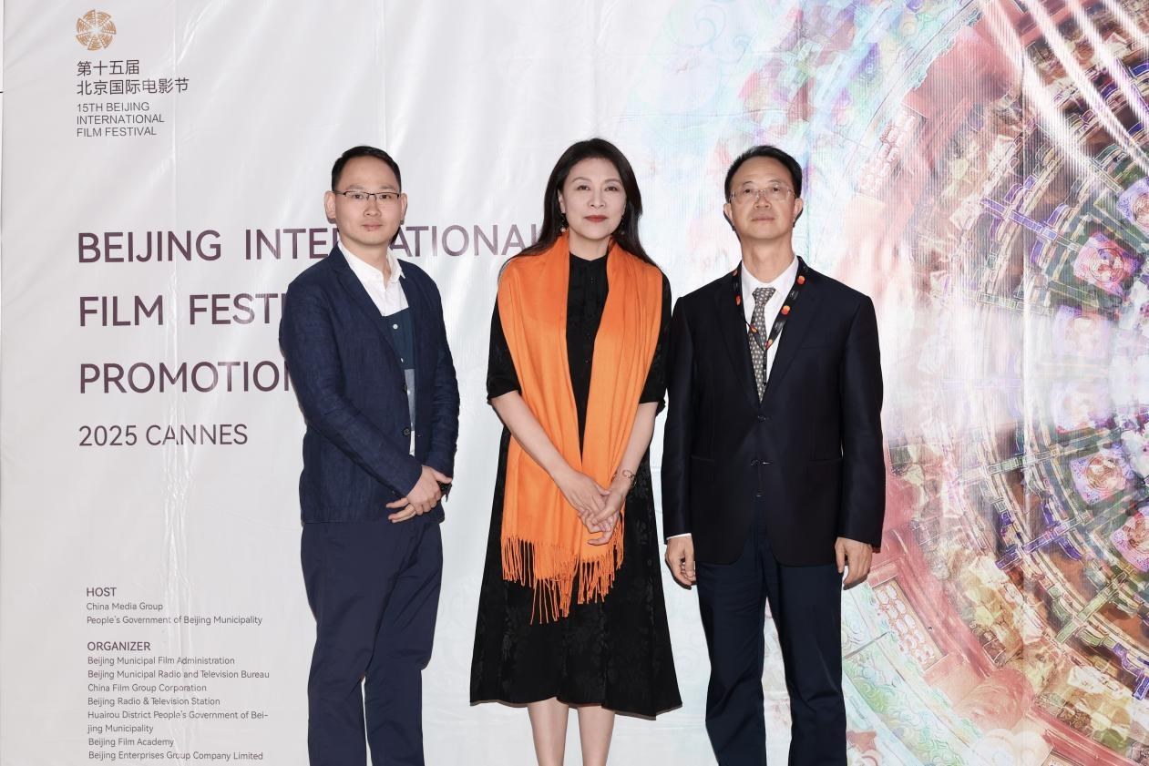 余俊生（右一）與《走走停?！穼?dǎo)演龍飛（左一）、演員岳紅（左二）合影。主辦方供圖