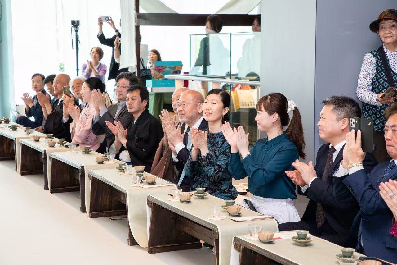 中日兩國(guó)文旅界、各茶道流派嘉賓出席開幕式。中國(guó)駐大阪旅游辦事處供圖