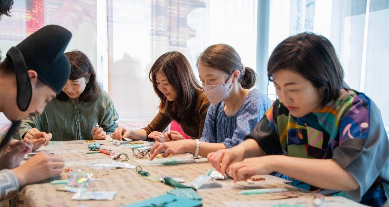 客人體驗(yàn)制作綠松石銅牌。中國(guó)駐大阪旅游辦事處供圖