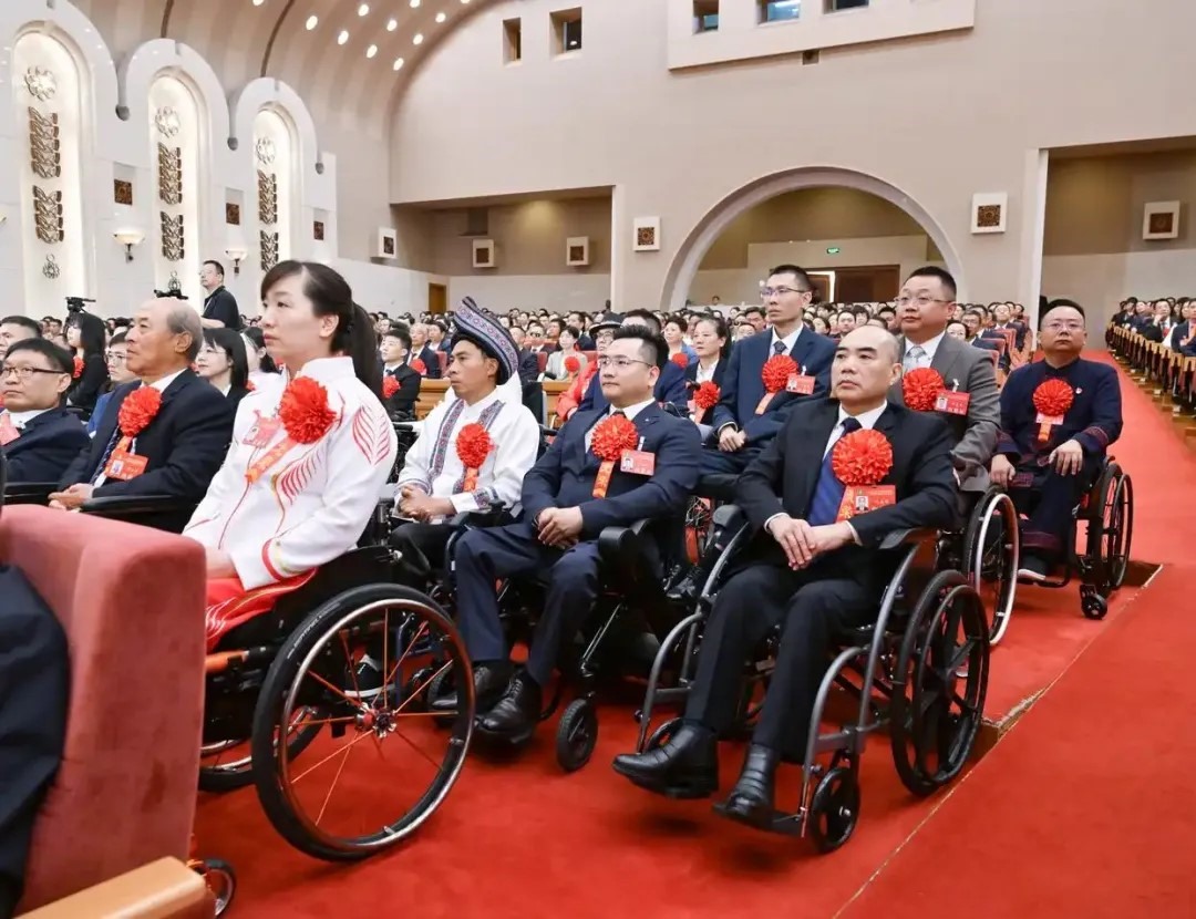 2025年5月16日，第七次全國自強模范暨助殘先進表彰大會在北京召開。大會表彰了200名“全國自強模范”、200個“全國殘疾人工作先進集體”和60名“全國殘疾人工作先進個人”。