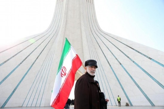 2月10日，在伊朗首都德黑蘭阿扎迪廣場(chǎng)，民眾參加紀(jì)念伊朗伊斯蘭革命勝利46周年集會(huì)。新華社記者沙達(dá)提攝