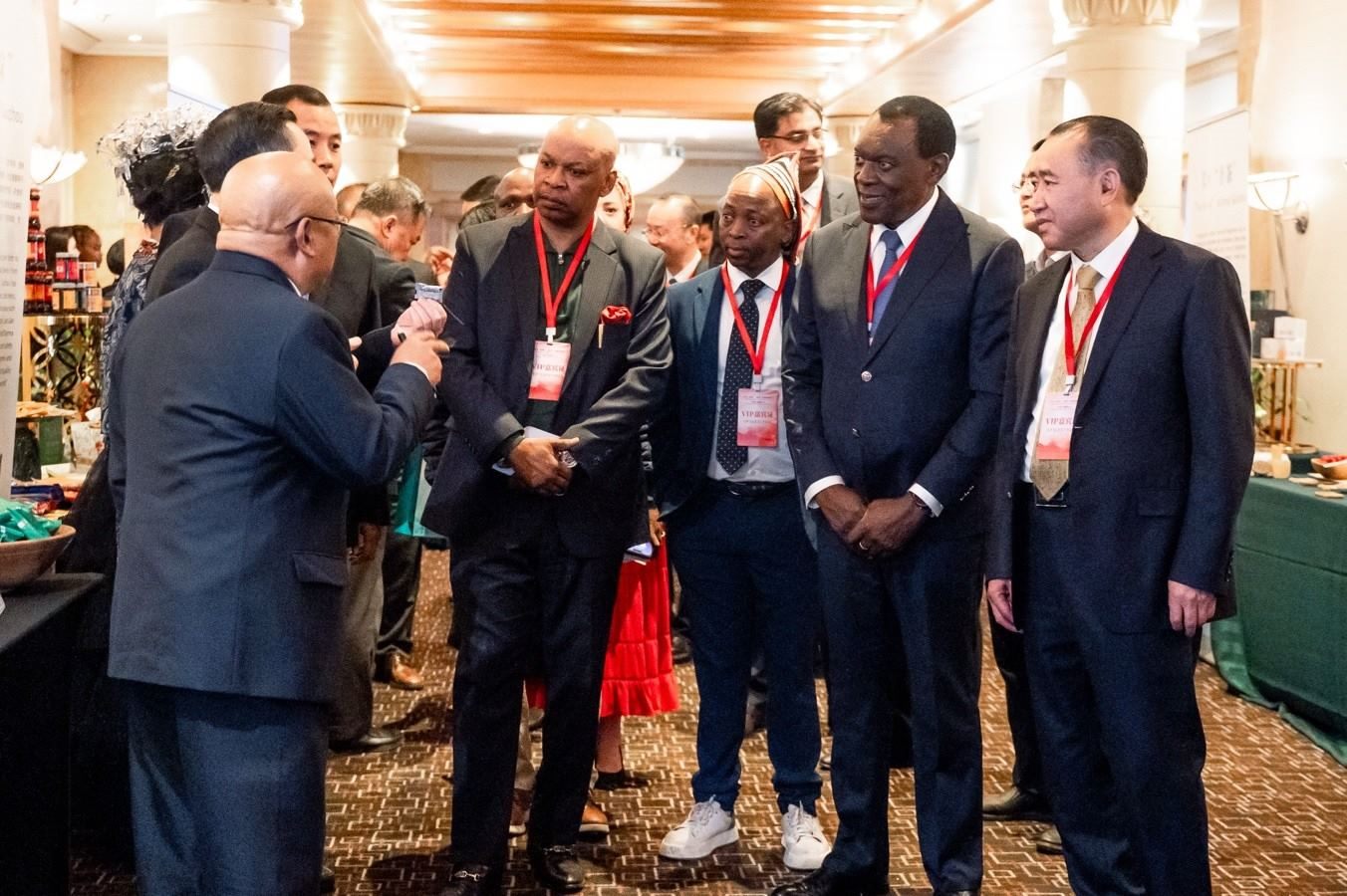 與會(huì)嘉賓走訪展臺(tái)。南非貴州商會(huì)供圖