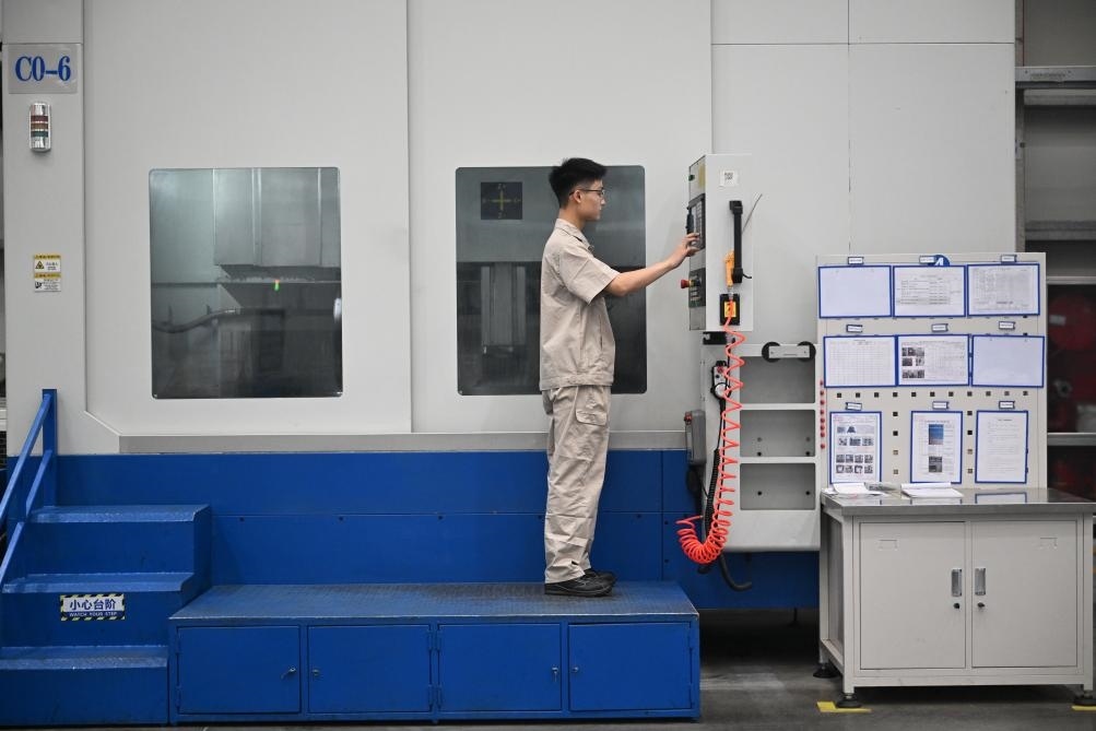 近日，工人在洛陽軸承集團股份有限公司的智能生產(chǎn)線上作業(yè)。新華社記者 李嘉南 攝