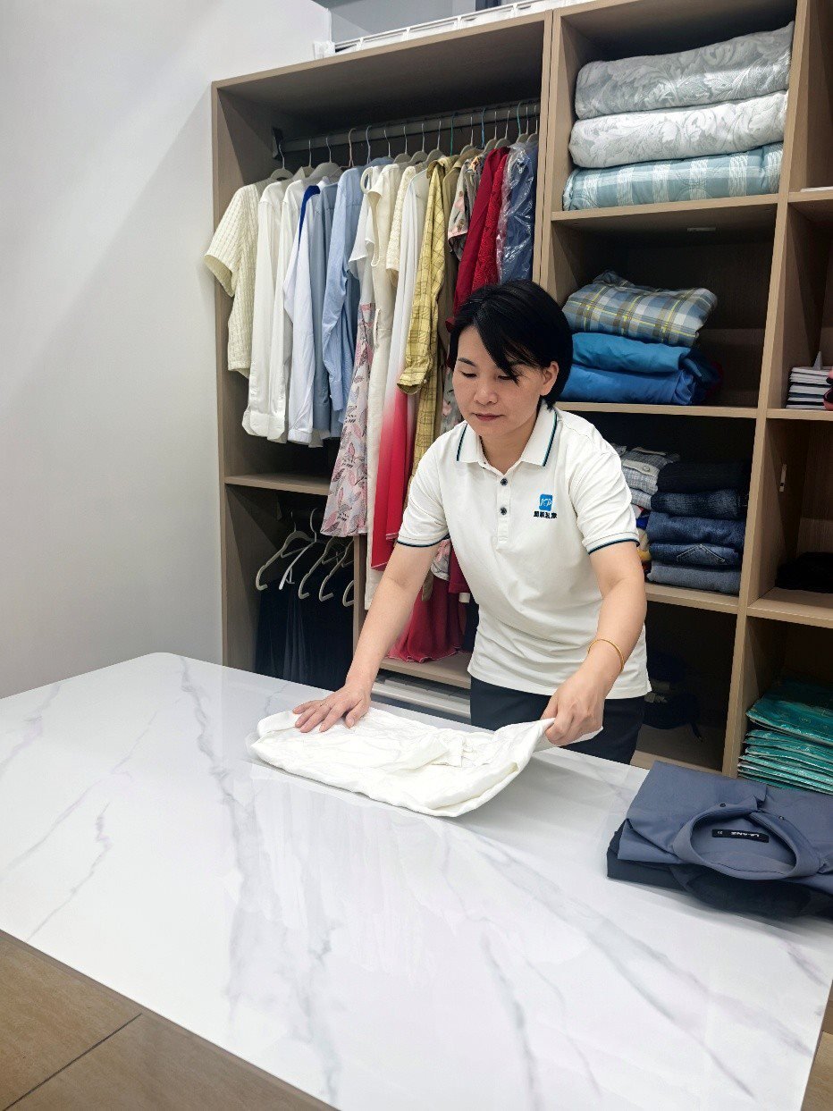 劉水金正在客戶家中做衣柜整理收納工作。受訪者供圖