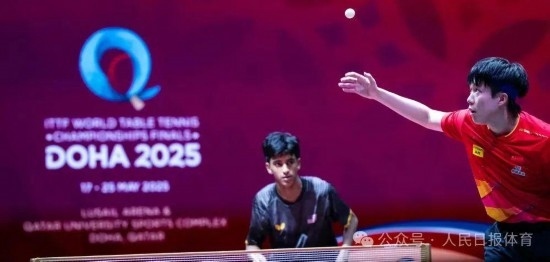 5月17日，王楚欽在比賽中發(fā)球。