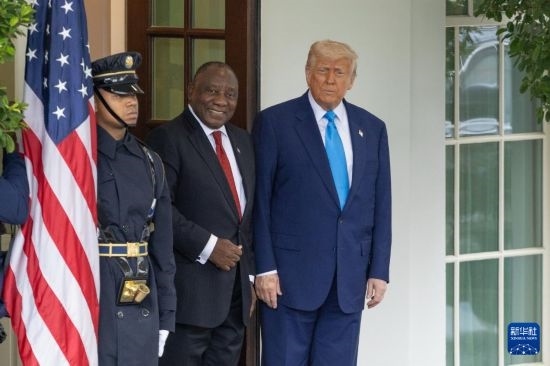 5月21日，美國總統(tǒng)特朗普（右）在華盛頓白宮迎接到訪的南非總統(tǒng)拉馬福薩（中）。新華社記者 胡友松 攝