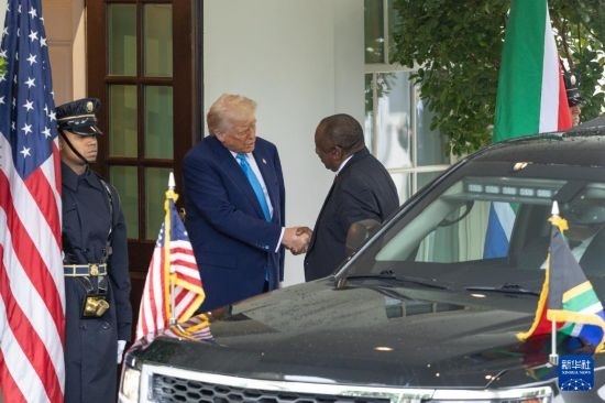 5月21日，美國總統(tǒng)特朗普（左二）在華盛頓白宮迎接到訪的南非總統(tǒng)拉馬福薩。新華社記者 胡友松 攝
