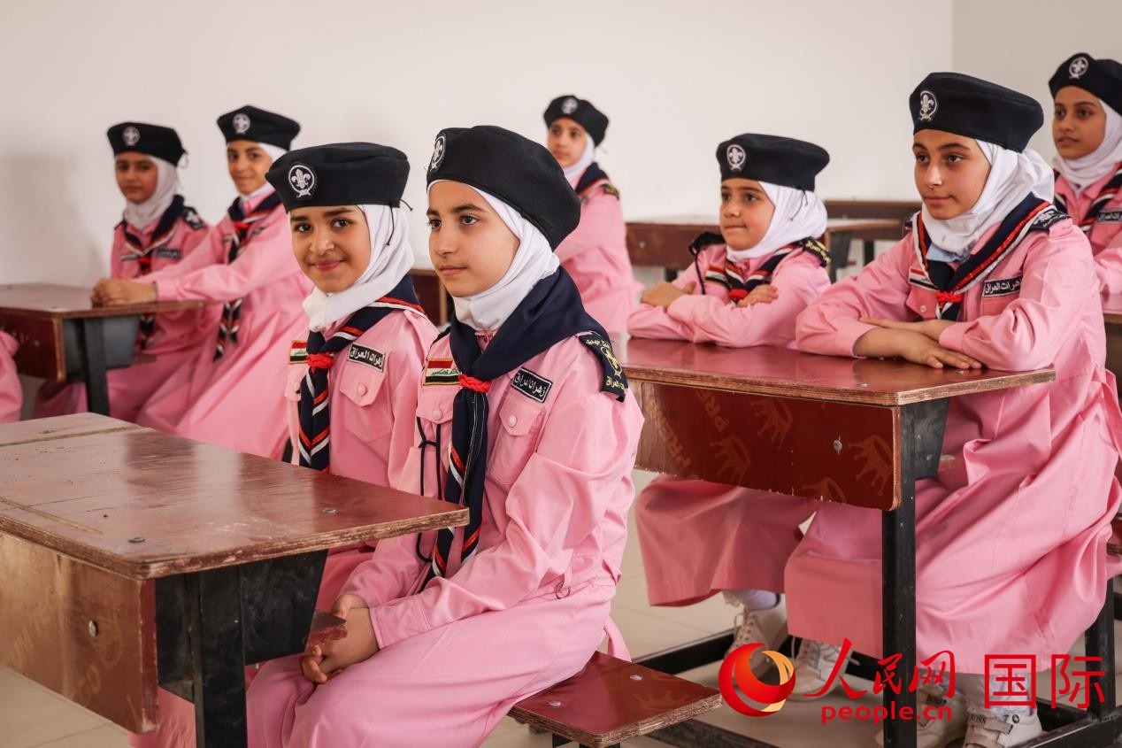 阿爾穆塔?阿里卡特國際學(xué)校的學(xué)生在教室內(nèi)上課。人民網(wǎng)記者 薛丹攝