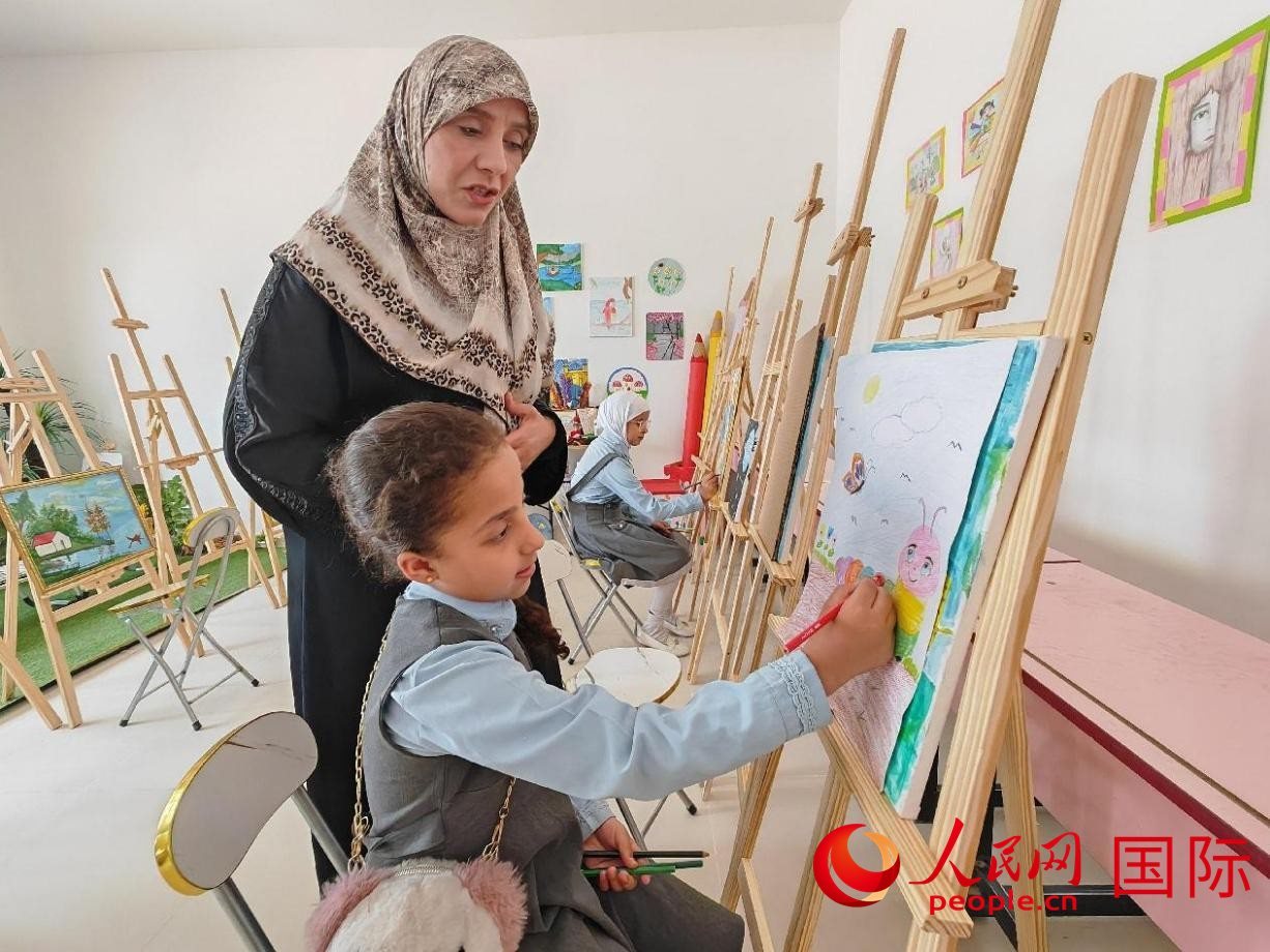 阿爾穆塔?阿里卡特國際學(xué)校的學(xué)生在美術(shù)室上課。人民網(wǎng)記者 管克江攝