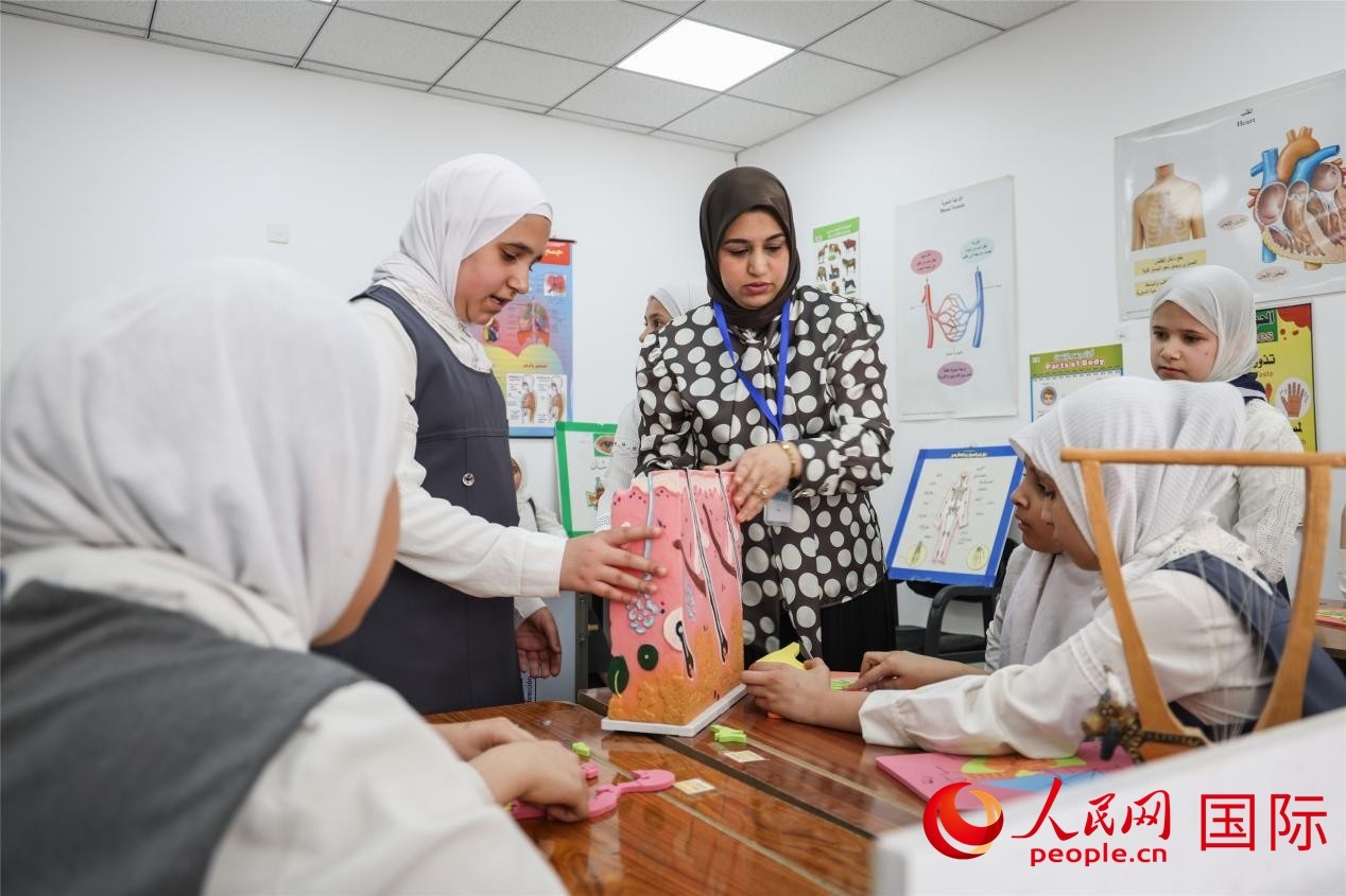 圖為阿爾·圖拉女子學(xué)校學(xué)生在上生物課。人民網(wǎng)記者 薛丹攝