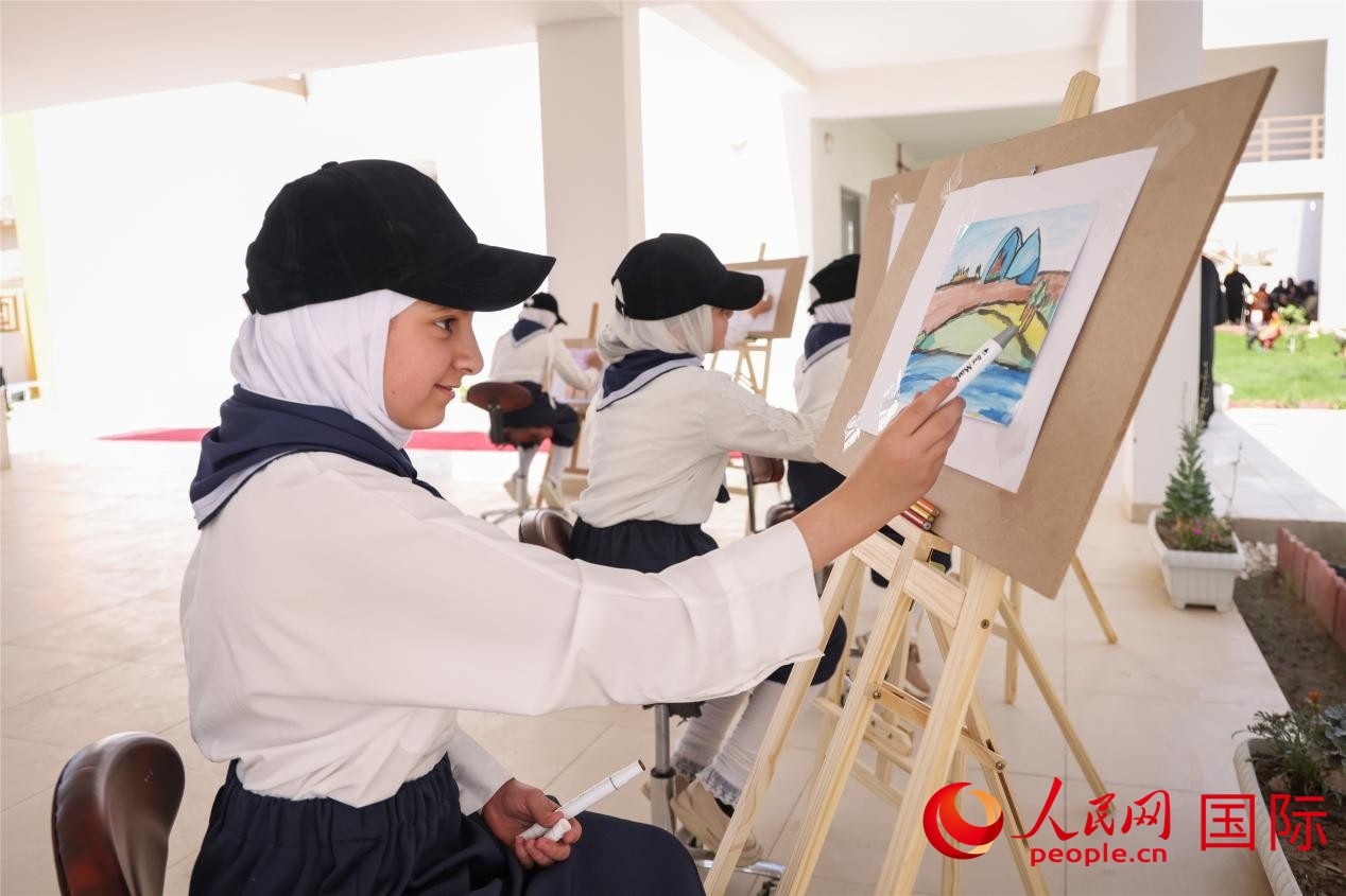 圖為阿爾·圖拉女子學(xué)校學(xué)生在上美術(shù)課。人民網(wǎng)記者 薛丹攝