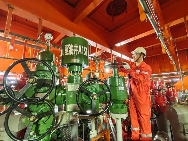 生產(chǎn)人員正在打開二氧化碳驅(qū)油井采油樹閥門。受訪者供圖