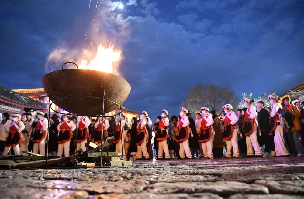 2025年1月11日，游客和居民在麗江古城打跳游玩。（趙慶祖攝）