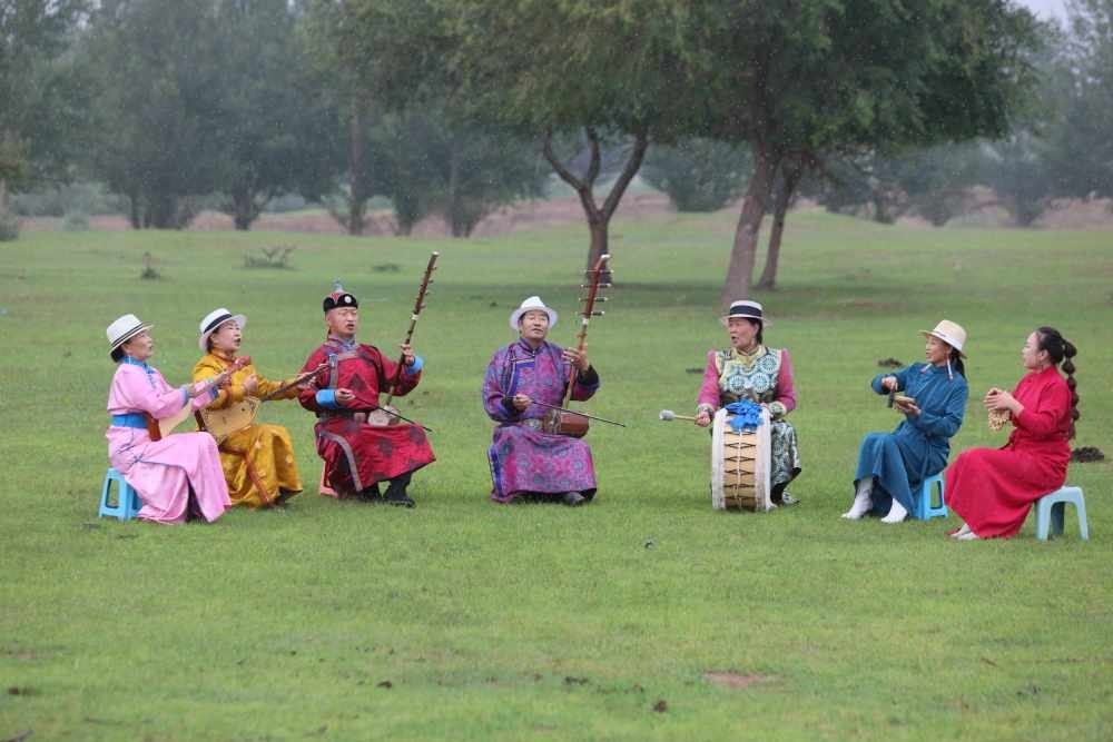 2024年7月16日，《格薩（斯）爾》史詩說唱傳承人在內(nèi)蒙古赤峰市巴林右旗戶外表演。（胡斯楞攝）