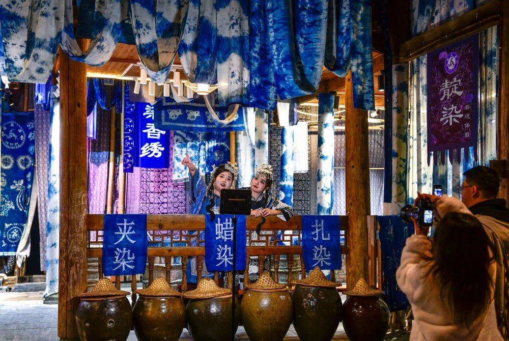 2025年3月17日，游客在貴州省黎平縣肇興侗寨里留影。新華社記者楊文斌 攝