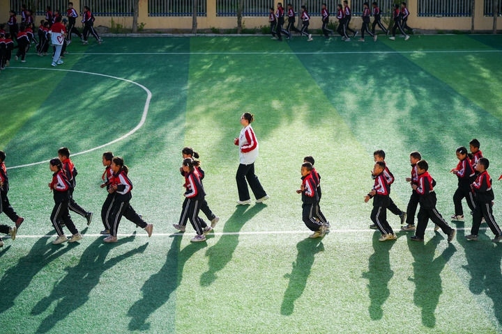 2025年4月24日，在新疆克州阿圖什市哈拉峻鄉(xiāng)謝依特小學(xué)，支教教師帶領(lǐng)學(xué)生晨跑。新華社記者 徐宏巖 攝