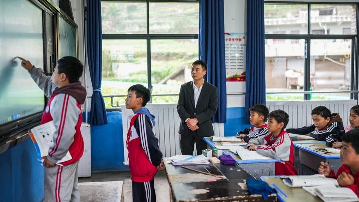 2024年11月21日，在地處烏蒙山區(qū)的貴州省六盤水市水城區(qū)亮巖小學(xué)，學(xué)生在供暖的教室內(nèi)學(xué)習(xí)。新華社記者 陶亮 攝