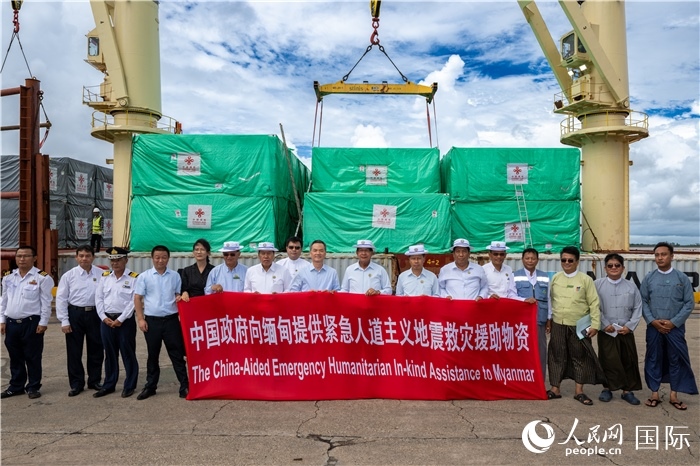5月25日，中國駐緬甸大使館參贊歐陽道冰、仰光省首席部長梭登及緬有關(guān)部門官員出席援緬第十五批緊急人道主義地震救災(zāi)物資交接儀式。人民網(wǎng)記者謝佳君攝