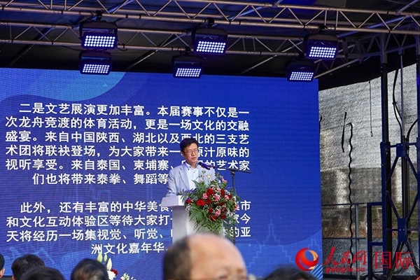 中國(guó)駐法蘭克福總領(lǐng)事黃昳揚(yáng)在致辭中對(duì)龍舟賽表示熱烈祝賀。人民網(wǎng) 依琳攝