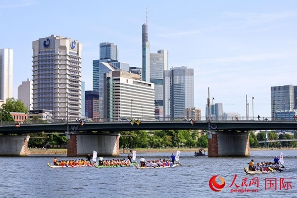 龍舟賽隊(duì)伍奮力揮槳、破浪前行。人民網(wǎng) 依琳攝