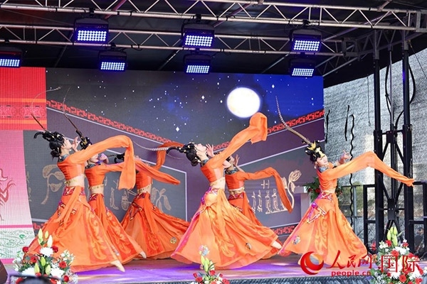 美因河畔的舞臺(tái)上中國(guó)傳統(tǒng)舞蹈精彩上演。人民網(wǎng) 依琳攝