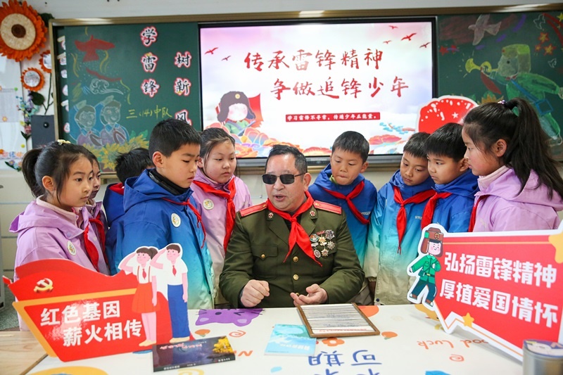 2025年3月3日，江蘇南通如皋市安定小學(xué)里，傷殘軍人許波銀在思政小課堂上向?qū)W生講述雷鋒故事。